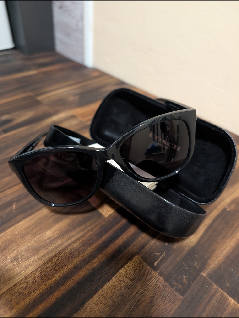 New Womans Coach Black Frame Sunglasses HC 8369U W/Leather Case - Picture 2 of 16